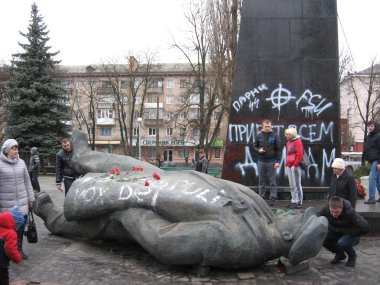 Chernihiv Lenin büyük bronz anıt 22 Şubat 2014 yılında atılmış