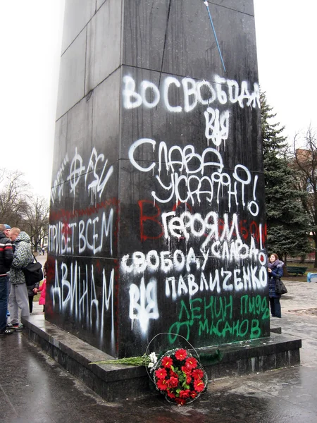 Piédestal de monument jeté à Lénine — Photo