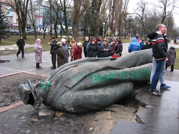 Lancé grand monument en bronze à Lénine à Tchernihiv en Février 22, 2014 — Photo