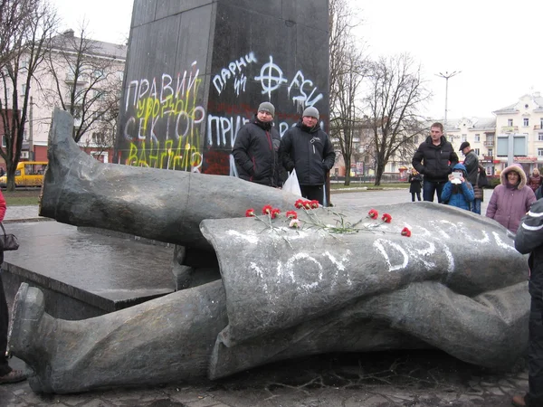 Lancé grand monument en bronze à Lénine à Tchernihiv en Février 22, 2014 — Photo