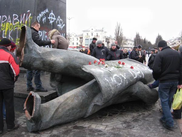 Lancé grand monument en bronze à Lénine à Tchernihiv en Février 22, 2014 — Photo