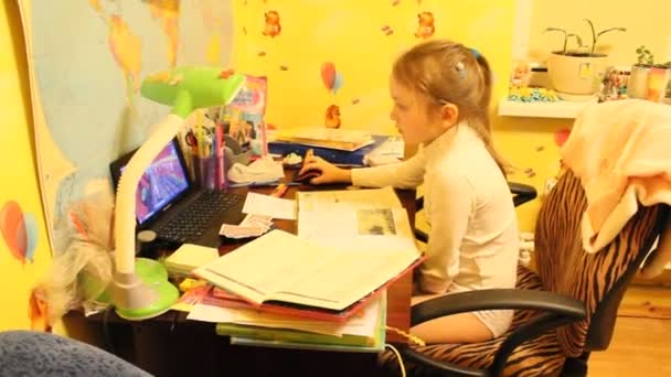 Gadis sekolah belajar pelajaran di meja — Stok Video