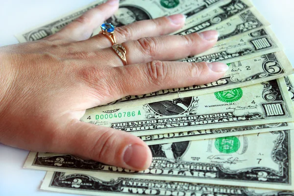 Mano sosteniendo dólares estadounidenses aislados sobre un fondo blanco — Foto de Stock