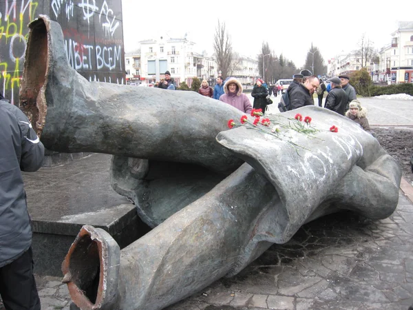 22 Şubat 2014 yılında Lenin büyük bronz anıt atılmış — Stok fotoğraf