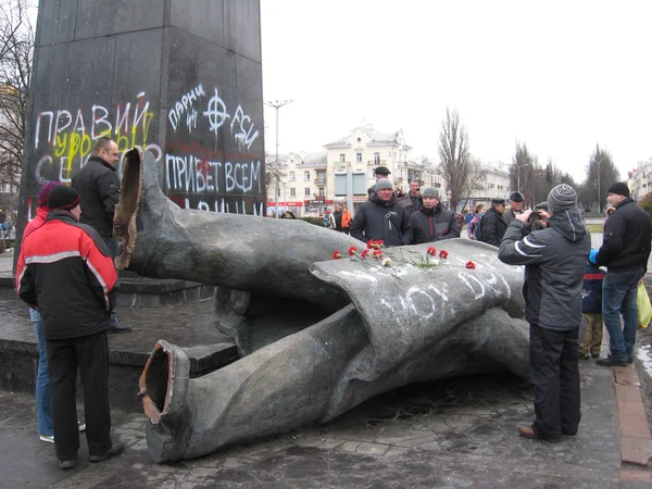 Gens près jeté grand monument en bronze à Lénine à Tchernihiv — Photo