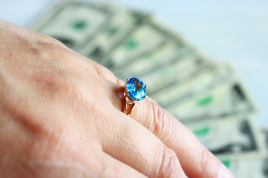 Topaz parmak ve dolar yardım