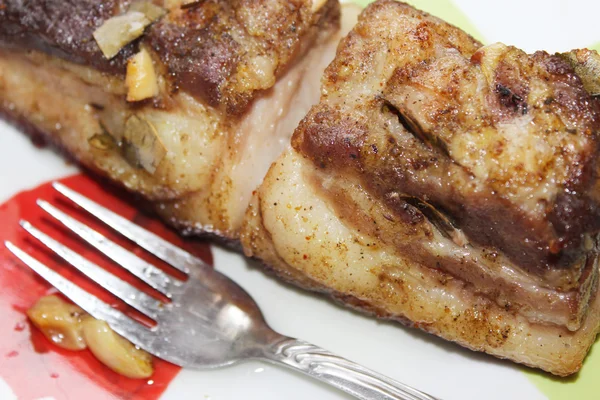 Pieczone kawałek mięsa na talerzu — Zdjęcie stockowe