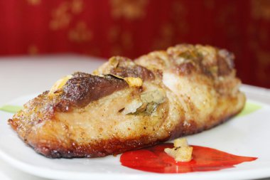 pişmiş plaka üzerinde et parçası