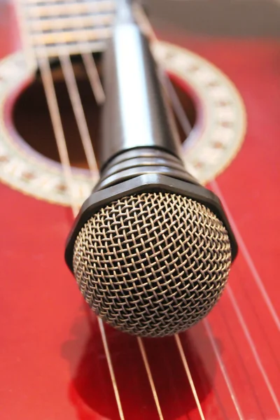 Guitarra e microfone — Fotografia de Stock