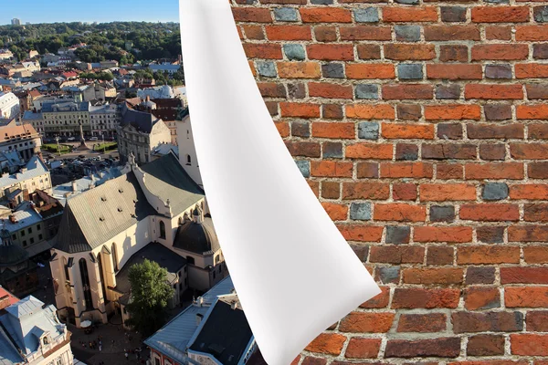 Mursten manchet på den smukke panorama af Lvov by - Stock-foto