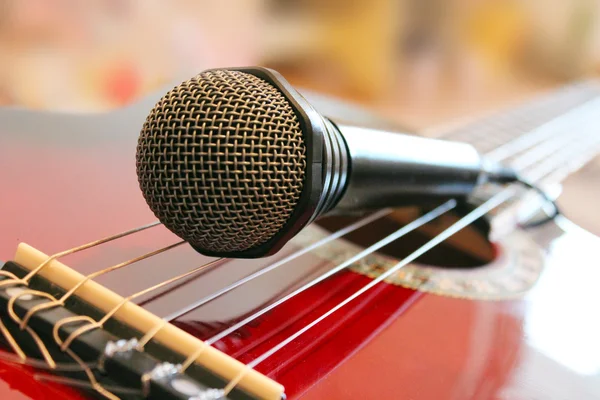 Guitarra e microfone — Fotografia de Stock