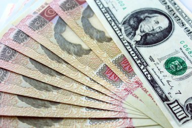 koyu arka plan üzerinde izole 100 dolar ve grivnas banknotlar