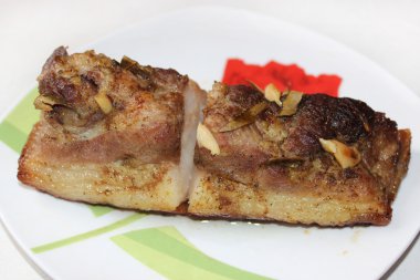 büyük parça et plaka üzerinde