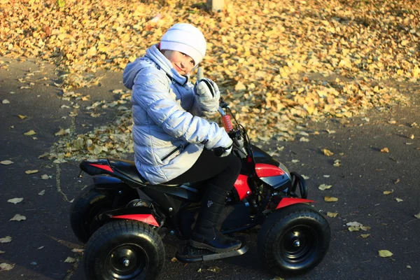 Маленькая девочка за рулем электрической игрушечной машины — стоковое фото