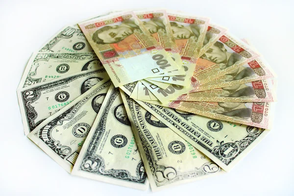 Доллары и гривны банкноты изолированы на темном фоне — стоковое фото