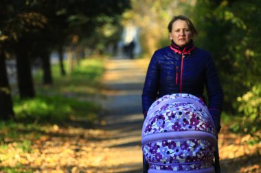 kadın parkta perambulator ile