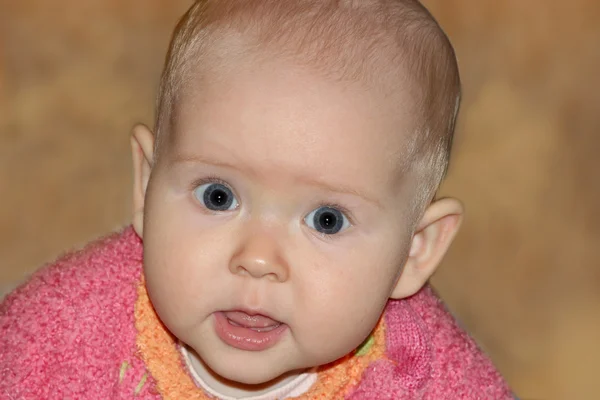 Pequeno bebê olhando para a frente — Fotografia de Stock