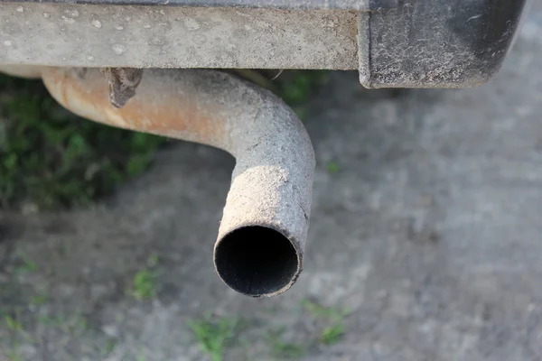 Oude uitlaatpijp van de auto — Stockfoto