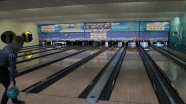Genç kadın, bowling topu atma