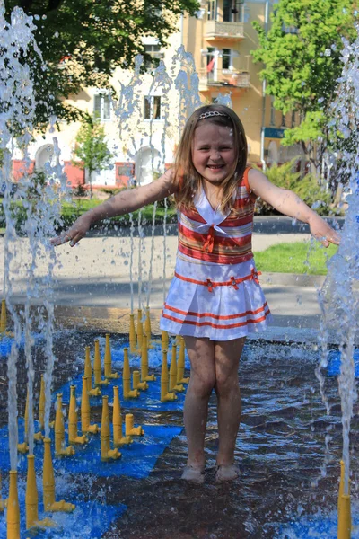 Liten sympatiska flicka i fontäner — Stockfoto