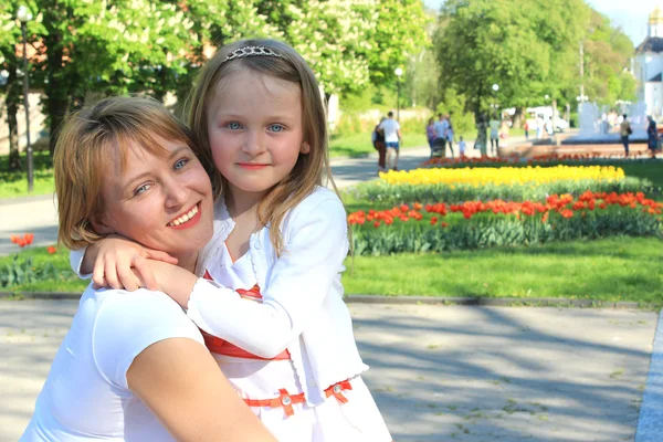 Mère et fille embrassent — Photo