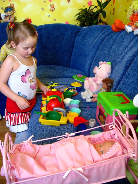 Niña jugando con juguetes en su habitación —  Fotos de Stock