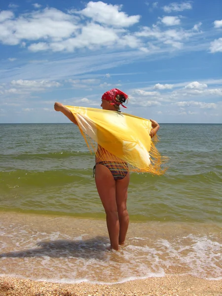Flicka står vid seacoasten — Stockfoto