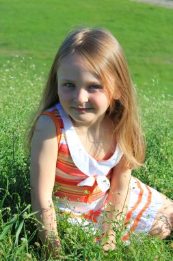 çim üzerinde yalan küçük kız portresi