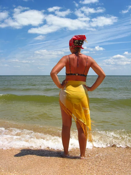 海岸に立っている女の子 — ストック写真
