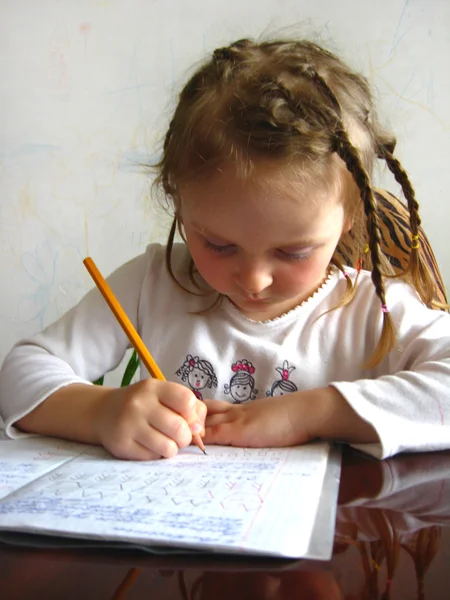 Niña aprendiendo sus tareas en casa —  Fotos de Stock