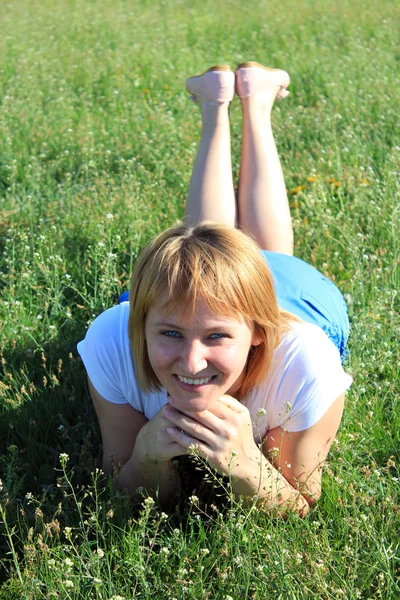 Portret dziewczyny, leżąc na trawie — Zdjęcie stockowe