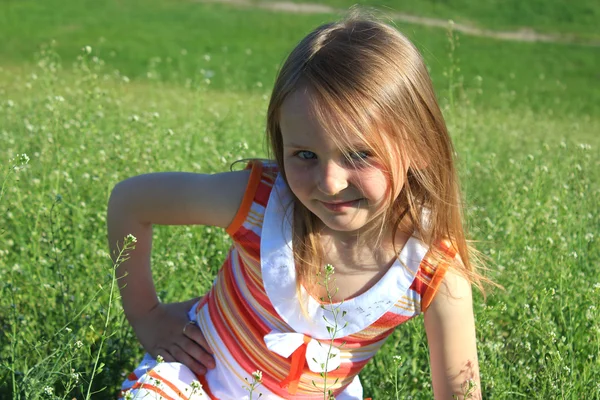 Portret van meisje liggen op het gras — Stockfoto