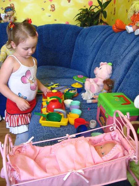 Κορίτσι που παίζουν με τα παιχνίδια στο δωμάτιό της — Φωτογραφία Αρχείου