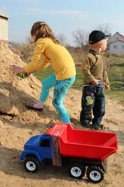 Petite fille et garçon jouant dans le bac à sable — Photo