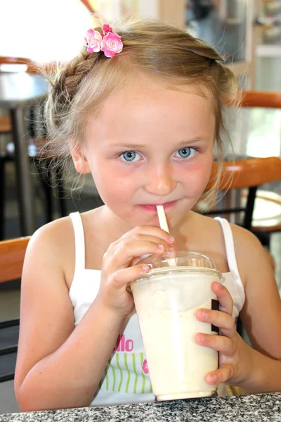 Piękna dziewczyna popijając koktajl w fastfood — Zdjęcie stockowe