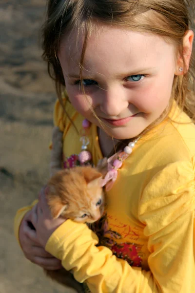 Fille avec petit chaton rouge — Photo