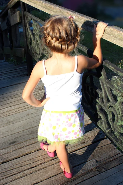 Pequena menina da moda com belo coiffure — Fotografia de Stock