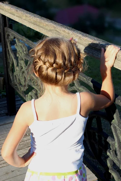 Pequena menina da moda com belo coiffure — Fotografia de Stock