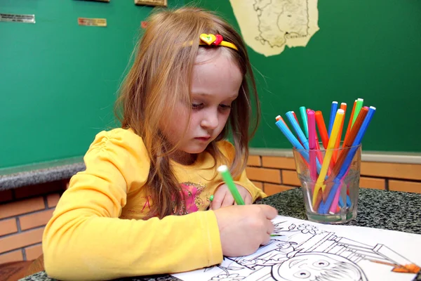 Little girl draws the drawing at the table — Stock Photo, Image