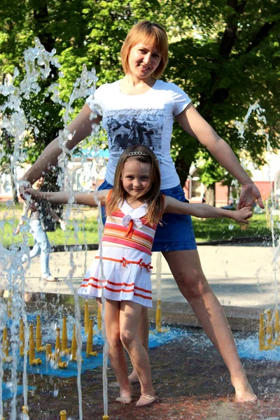 Madre e hija bailando en las fuentes — Foto de Stock