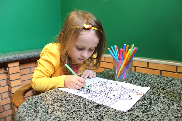Küçük kız masada çizim — Stok fotoğraf