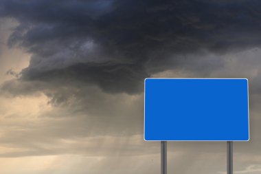 karanlık bulutlar ve arka plan üzerinde yazıt için boş billboard
