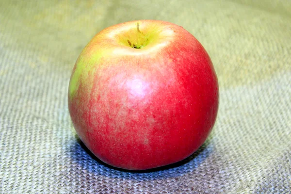 Apfel auf dem Säckelgrund — Stockfoto