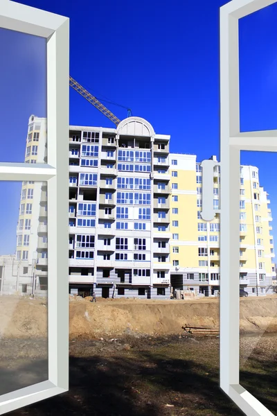 Fenster zum Bau von mehrstöckigem Haus und Kran geöffnet — Stockfoto