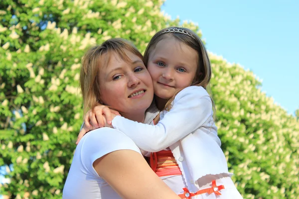 Mother and daughter embrace — Stock Photo, Image