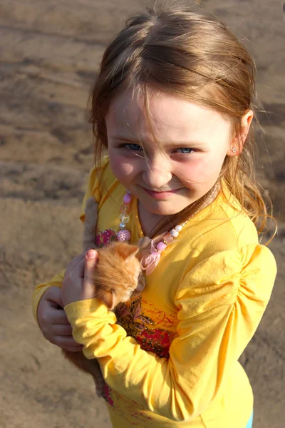 Klein meisje met kleine rode kitten — Stockfoto