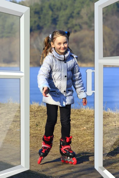 Menina vai em patins no chão visto da janela — Fotografia de Stock