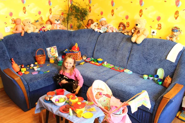 Μικρό κορίτσι που παίζουν με τα παιχνίδια στο δωμάτιό της — Φωτογραφία Αρχείου