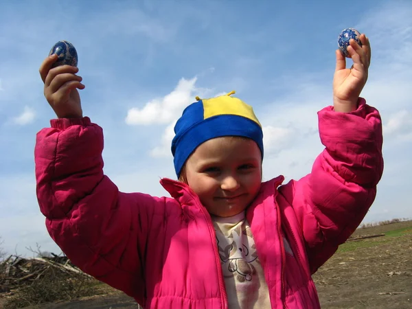 Девушка с пасхальными яйцами в руках — стоковое фото