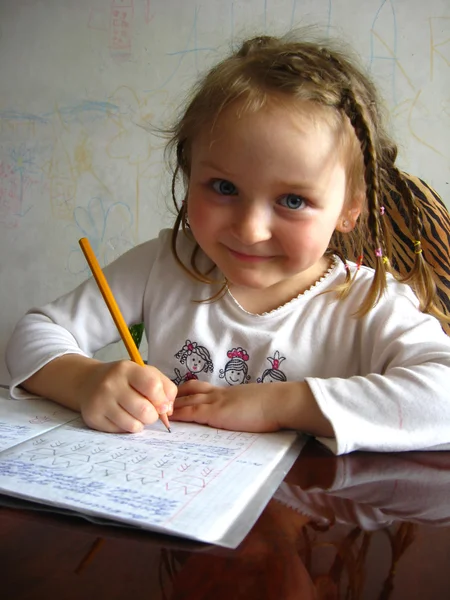 La chica aprendiendo sus tareas en casa —  Fotos de Stock